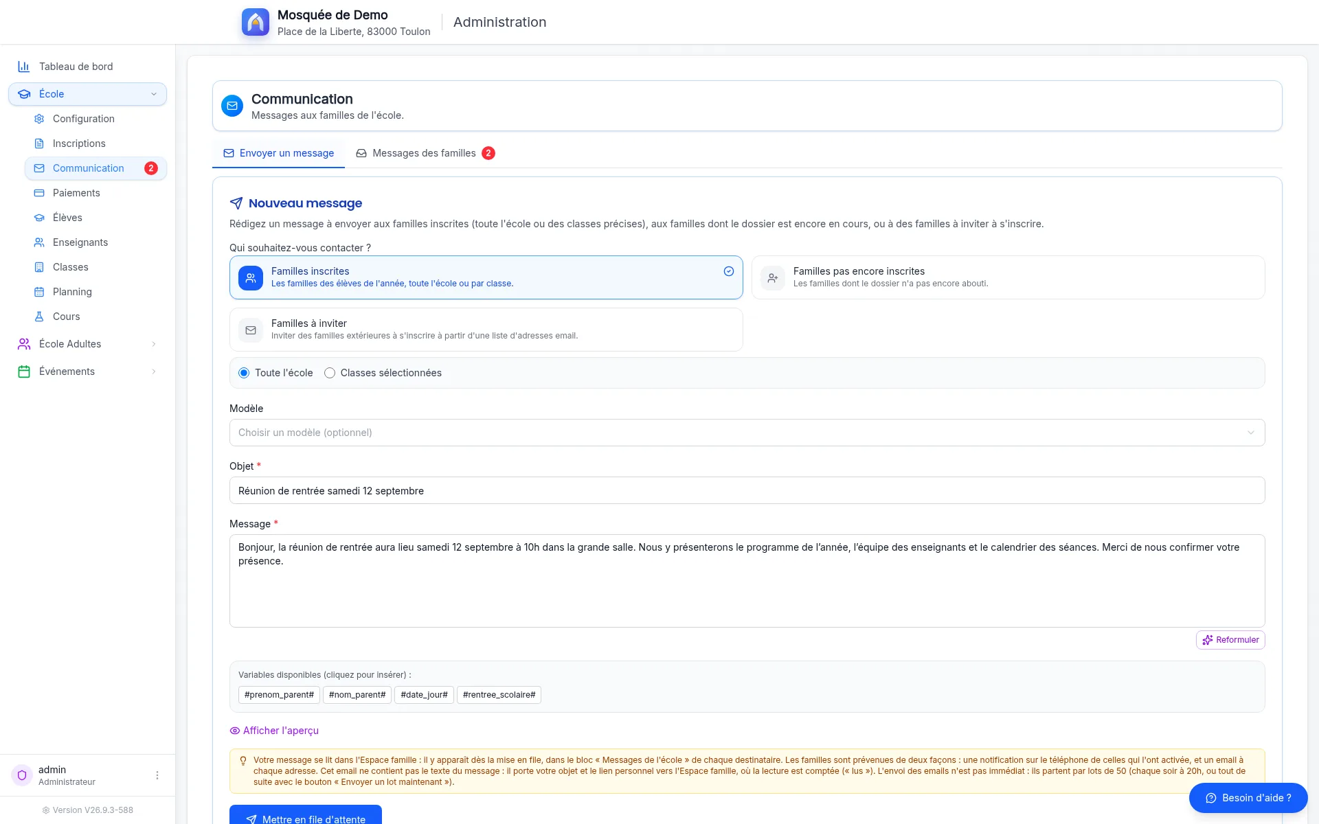 Page Communication : trois audiences au choix (familles inscrites, pas encore inscrites, à inviter), message de réunion de rentrée rédigé, bouton Reformuler sous le champ et variables de personnalisation