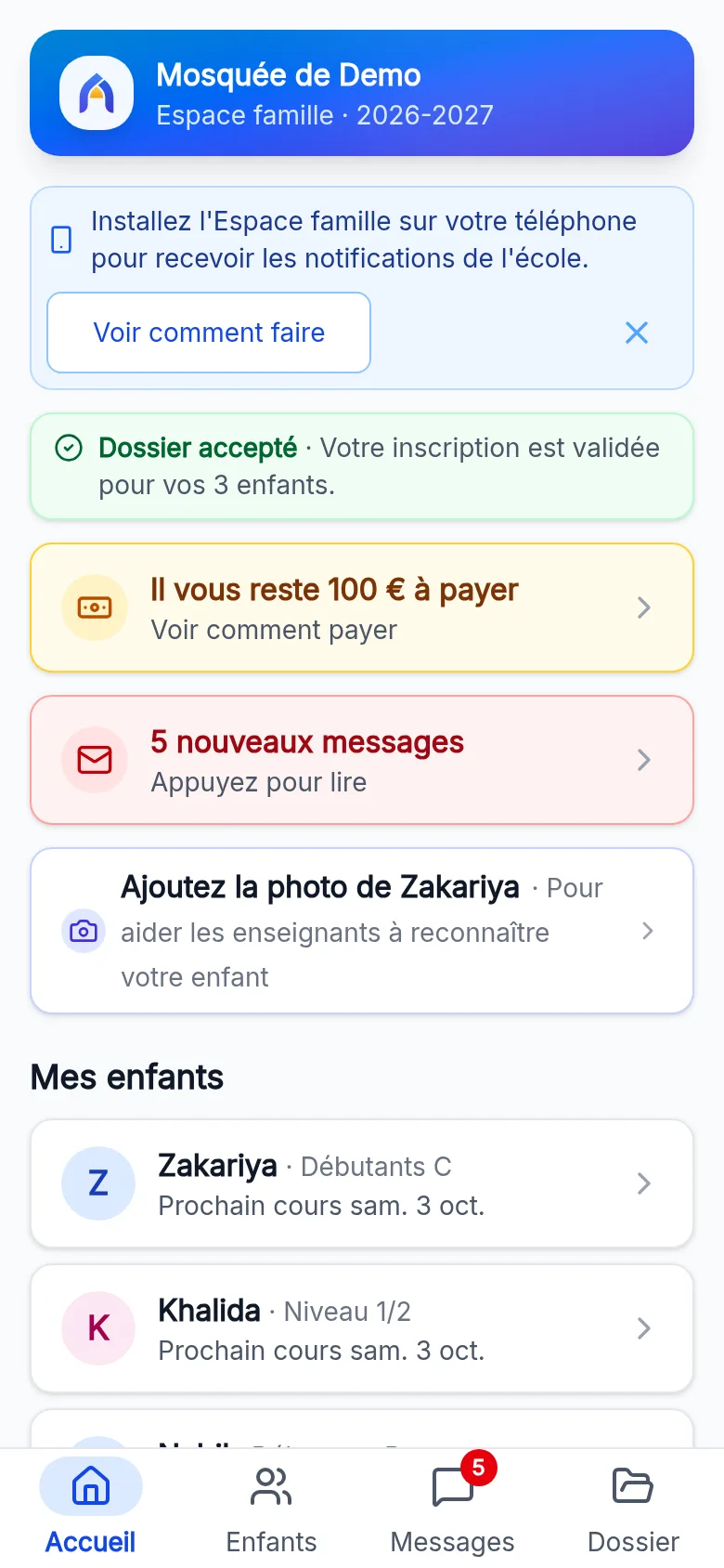 Espace famille sur téléphone, onglet Accueil : bannière d’installation, dossier accepté, reste à payer, nouveaux messages, photo d’un enfant à ajouter et liste des enfants, avec la barre des quatre onglets en bas
