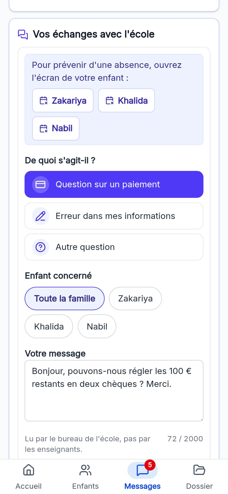Espace famille sur téléphone, « Écrire à l’école » : les boutons « Prévenir d’une absence » de chaque enfant, le motif Question sur un paiement choisi et la question de la famille rédigée
