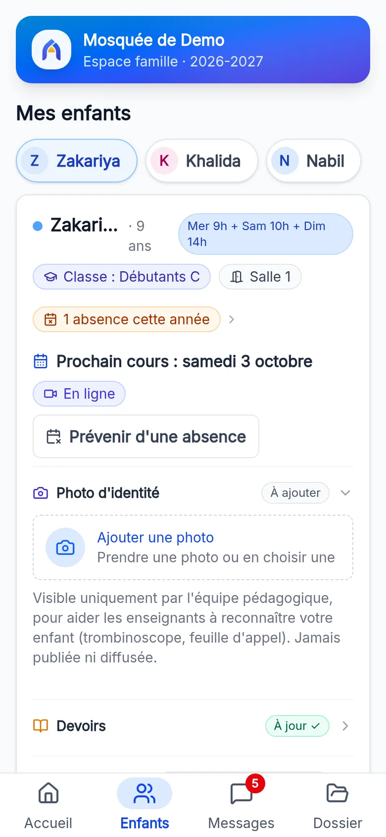 Espace famille sur téléphone, fiche d’un enfant : classe, salle, prochain cours marqué « En ligne », bouton « Prévenir d’une absence » et photo d’identité à ajouter