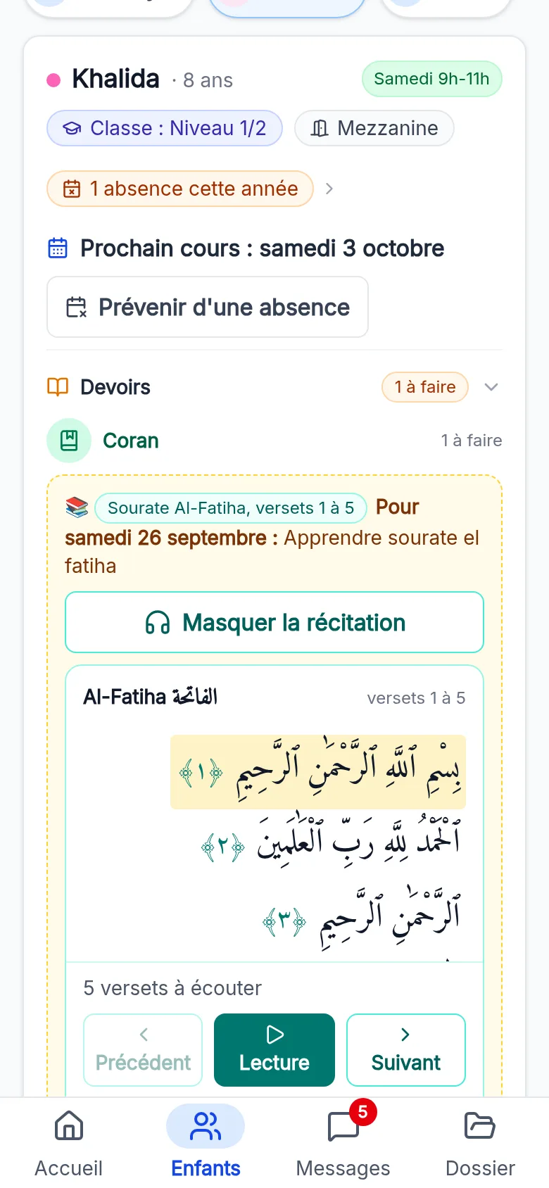 Espace famille sur téléphone, devoir de Coran sur la sourate Al-Fatiha, versets 1 à 5 : le texte arabe affiché verset par verset, le verset en cours surligné, et les boutons Précédent, Lecture et Suivant