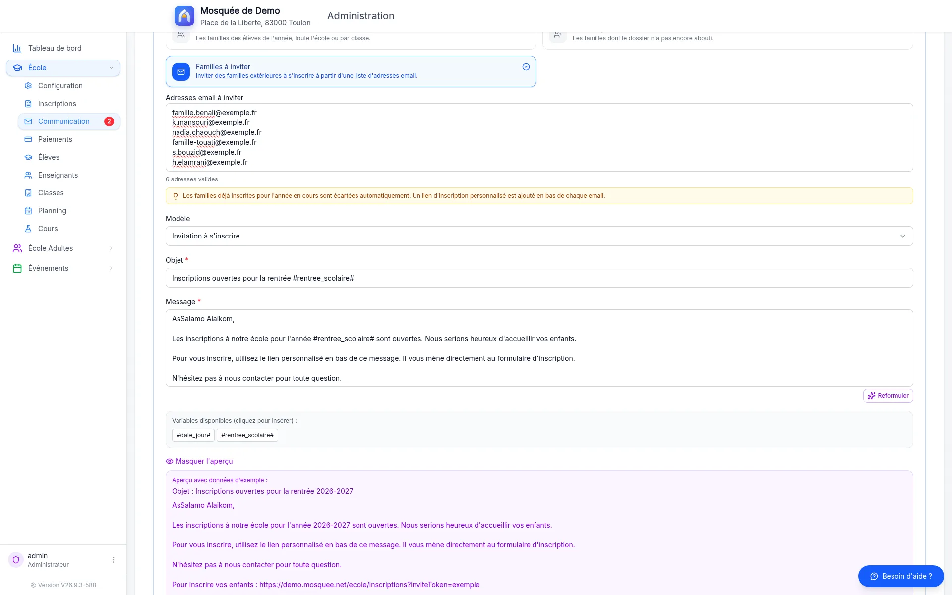Page Communication, audience « Familles à inviter » : liste d’adresses email collée, modèle « Invitation à s’inscrire », et aperçu de l’email avec le lien d’inscription personnalisé en pied de message