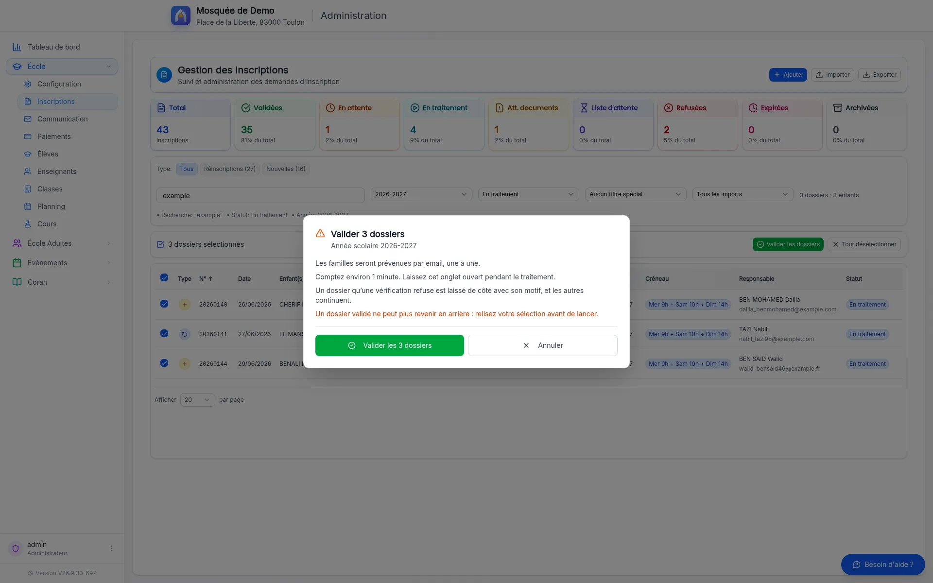 Liste des inscriptions filtrée sur les dossiers en traitement, trois dossiers cochés et fenêtre « Valider 3 dossiers » : familles prévenues par email une à une, durée annoncée, dossier refusé laissé de côté avec son motif
